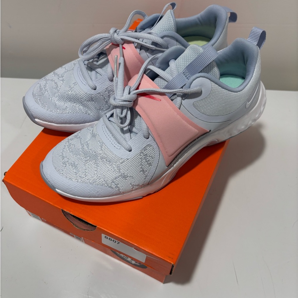 ⭐️NEW⭐️Nike Women's Athletic Shoes - Light Gray and Pink